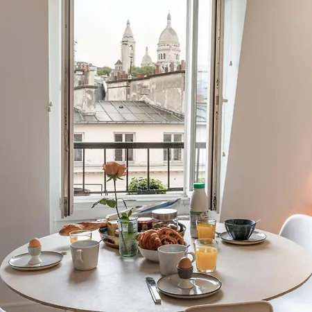 Vue Magnifique Sur Le Sacré Cœur. *